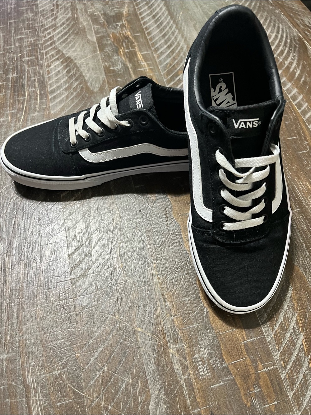 Vans Old Skool Low-Top Ladies Sneakers in Black and White